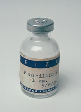 1944 penicillin bottle photograph