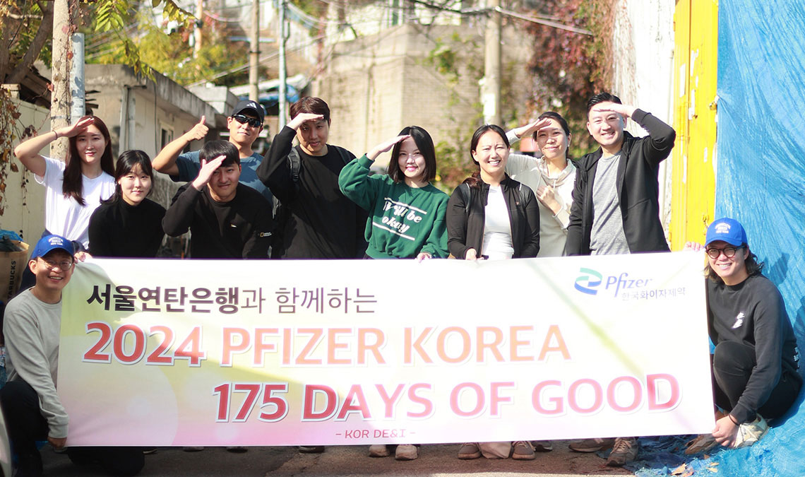 pfizer colleagues - volunteers from South Korea taking a group photo for 175 days of good
