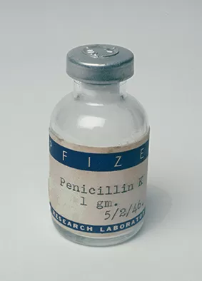 1944 penicillin bottle photograph