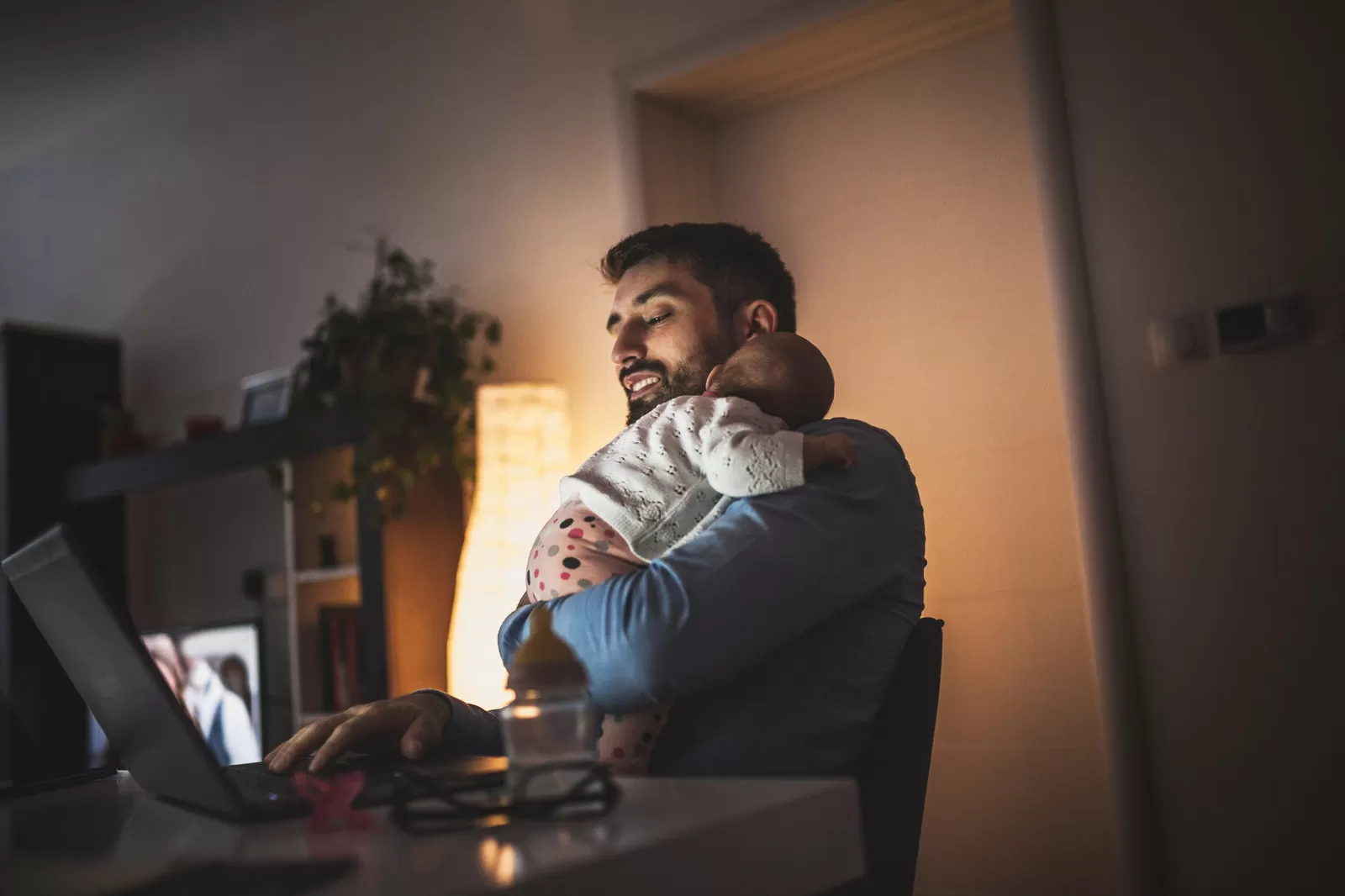 Young%20father%20working%20at%20home%20with%20his%20baby%20%20girl.jpeg